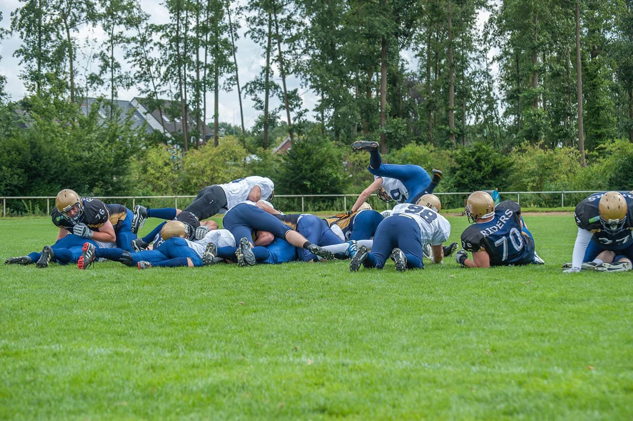 Vivamus varius ornare dui sed dignissim. Vestibulum lobortis 1 Men playing footbal