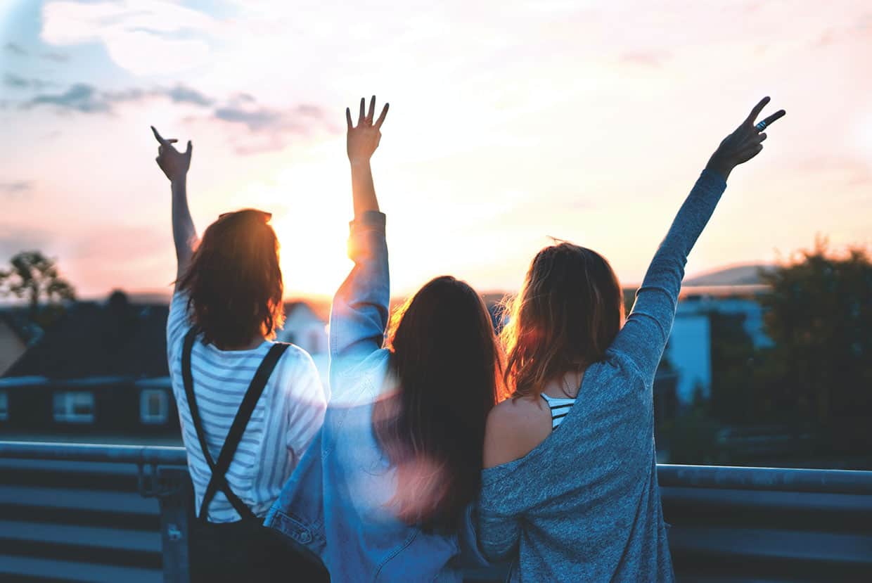Maecenas metus leo venenatis quis 1 People waving