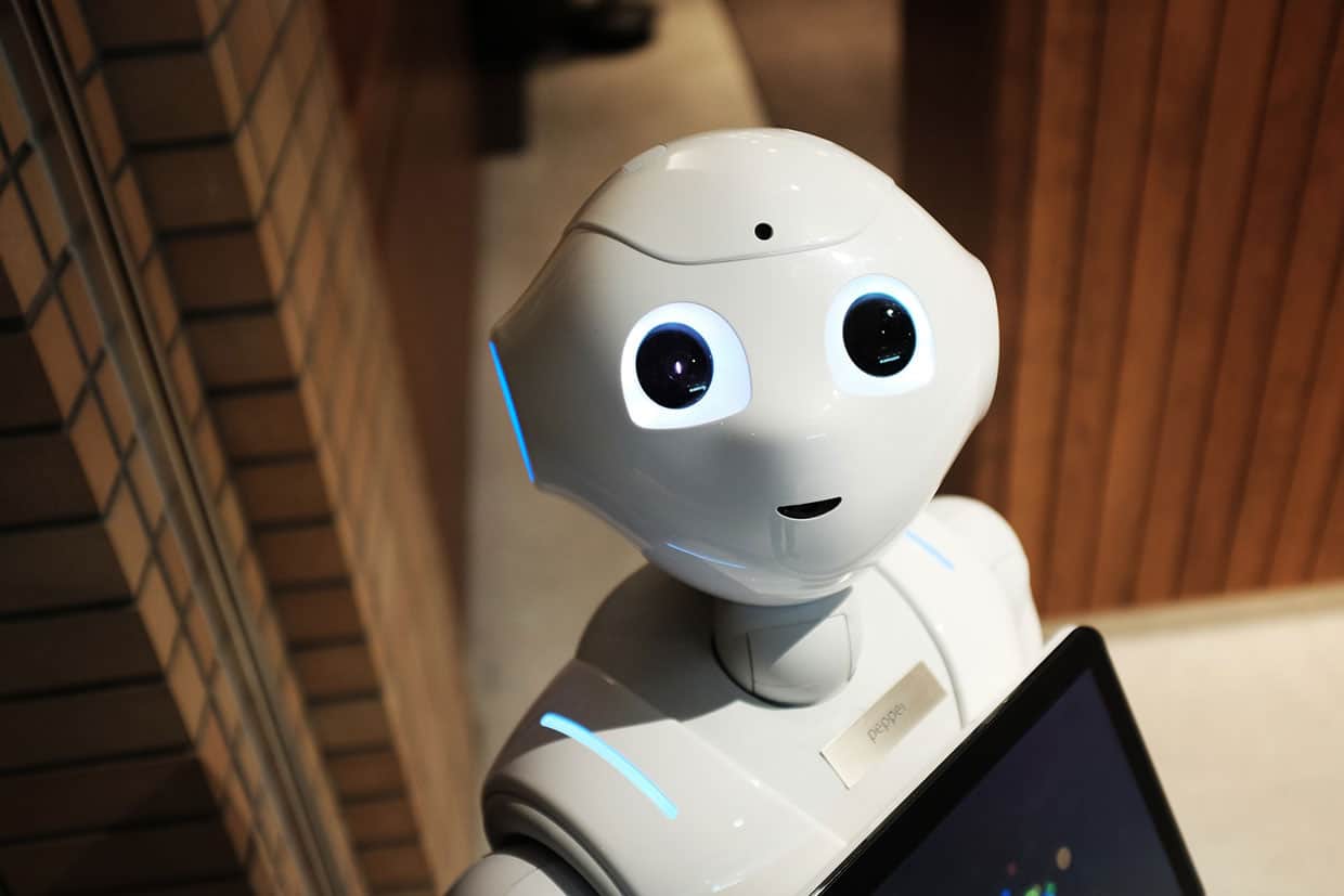 Fusce tempor mattis rutrum 1 White robot
